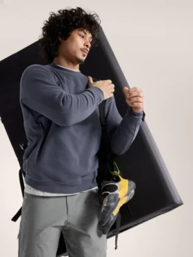 Pullover da uomo in pile con emblema e collo rotondo